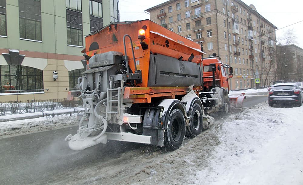 Снегоуборочная техника, распыление реагентов, Москва